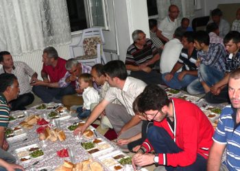 Venhar Kur’an Evi’nde Müslümanlar birlikte iftar yaptı