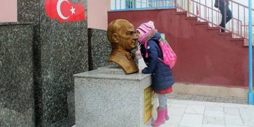 Heykel kırmak yahut öpmek!