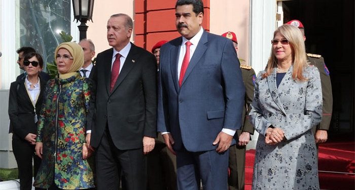 Emine Erdoğan, Maduro’nun Eşinin Elini Sıkmayan Erkek Bürokratı Uyardı