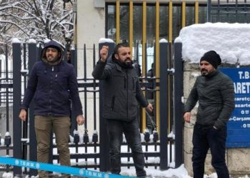 Kendilerini Meclis’e zincirleyen TOKİ işçileri gözaltına alındı (video)