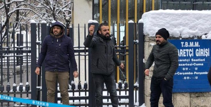 Kendilerini Meclis’e zincirleyen TOKİ işçileri gözaltına alındı (video)