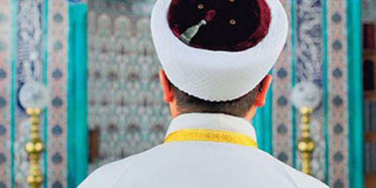 Siyasi büro açılışında dua eden müezzin Diyanet’ten ihraç edildi