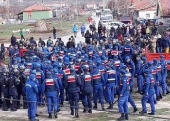 Taş ocağı kamyonlarına tepki gösteren köylüler yol kapattı