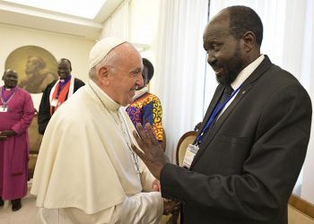 El öptürmeyen Papa Francis, ayak öptü