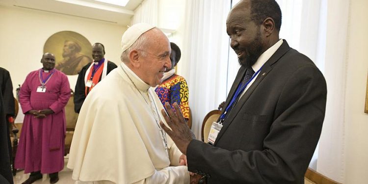 El öptürmeyen Papa Francis, ayak öptü