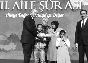 Venhar Yorum: Oturulan Yerle Söylenen Türkü Uyumlu Olmalı