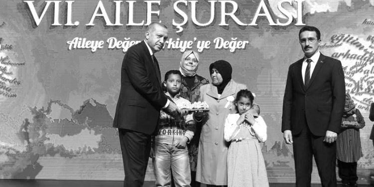Venhar Yorum: Oturulan Yerle Söylenen Türkü Uyumlu Olmalı