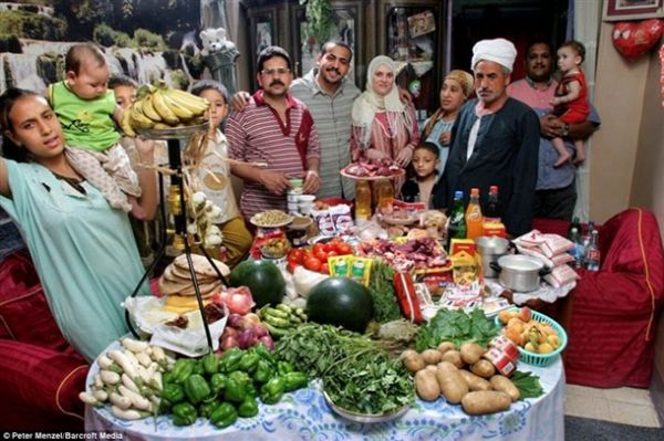 Mısır'daki Ahmed ailesi için haftada 120 TL'lik mutfak alışverişi yapılıyor