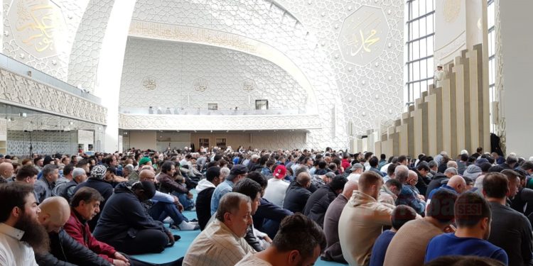 Amsterdam, Kadın ve Eşcinselleri Aşağılayıcı Vaaz Veren Camileri Kapatacak