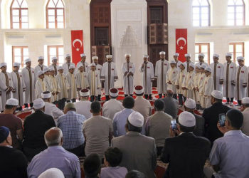 ‘Kur’an’a Hürmet İçin Gösterdiğimiz Gayreti, Kur’an’ın Hükümlerine Uyma Noktasında da Göstermeliyiz’