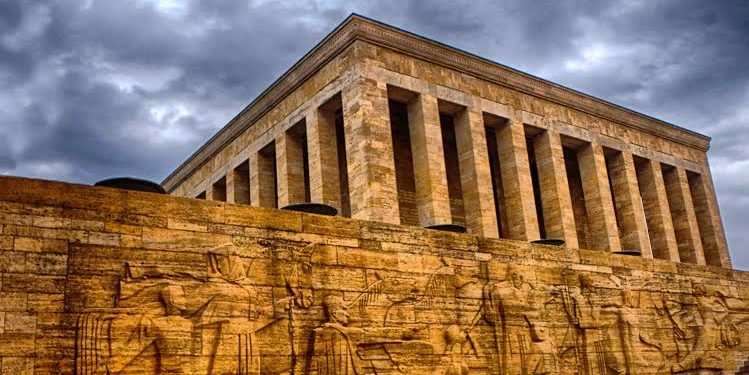 Modern ve de Geleneksel Putları Yıkmak İçin Yola Çıkanlar Ebedi Şef’e Saygı Duruşundalar!