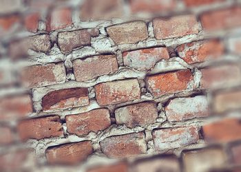 Yaslandığın Duvar Üstüne Göçerse!