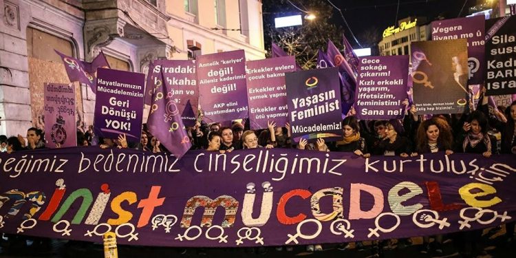 Bir 8 Mart Çağrısı “Baba Evini Derhal Terk Edin Kızlar”!