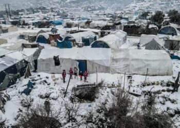 Geceleri Donmamak İçin Anneleri Tarafından Yürütülen Çocuklar