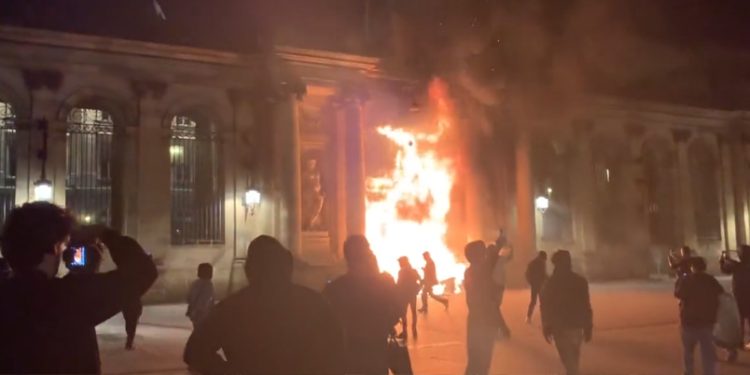 Fransa’da Protestolar Şiddetleniyor: Belediye Binası Ateşe Verildi