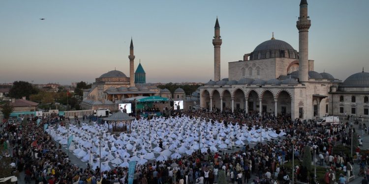 “Değil 250 Semazeni, 250 Bini Raks Ederken Seyretsen Ne Olur!”