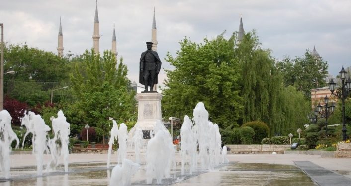 Her Cami Avlusuna Bir Büst!