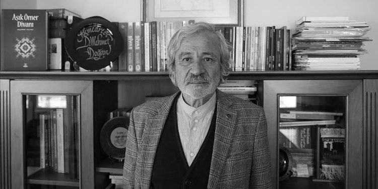 Yakasız Gömlek Giyen Münevvere Rahmet