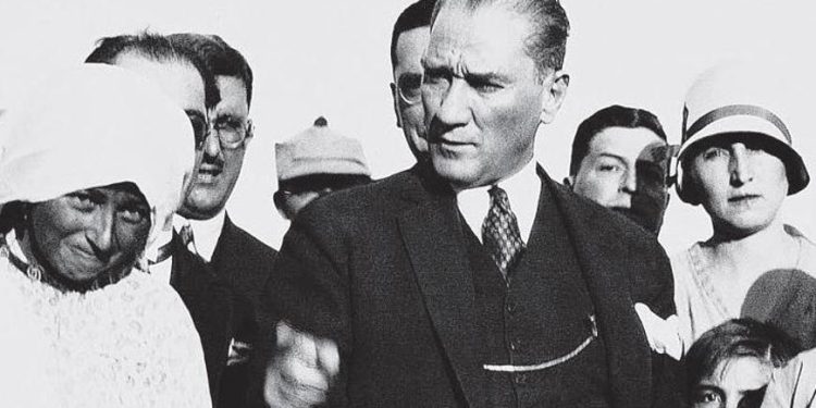 A Olmak İstemek: Kendi Kuyruğunu Isıran Yılan