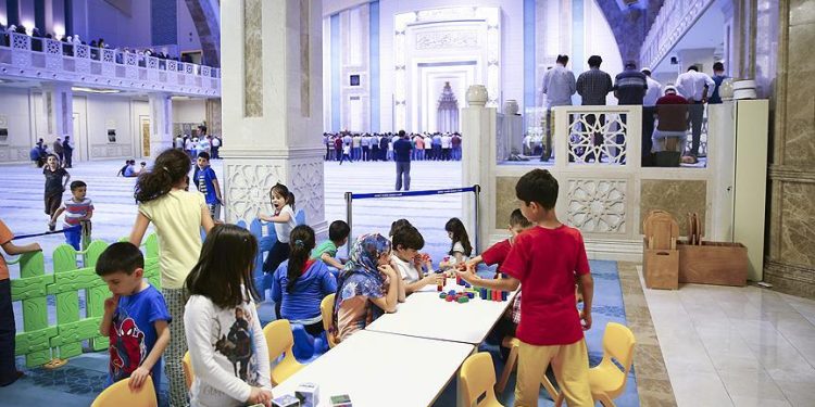 Zihniyet Nasıl Değişir? Camide İbadet Önceliği Yerini Nasıl Eğlenceye Bırakır?