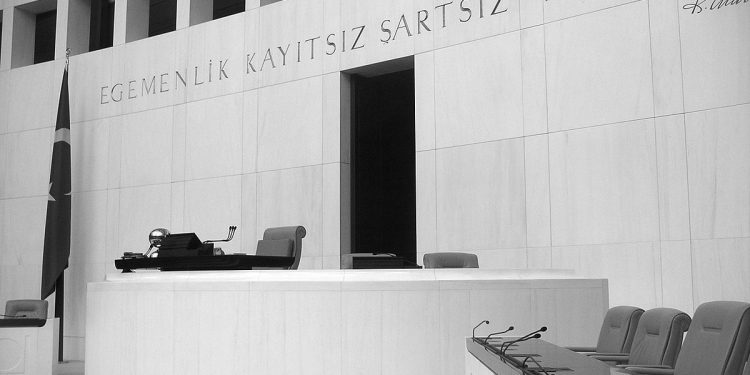 Demokrasi Gemisi İslam’a Geçişin Yöntemi Olamaz