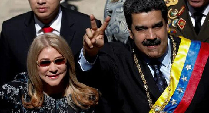 CNN: Maduro ve karısı, odalarından sürüklenerek çıkarıldı